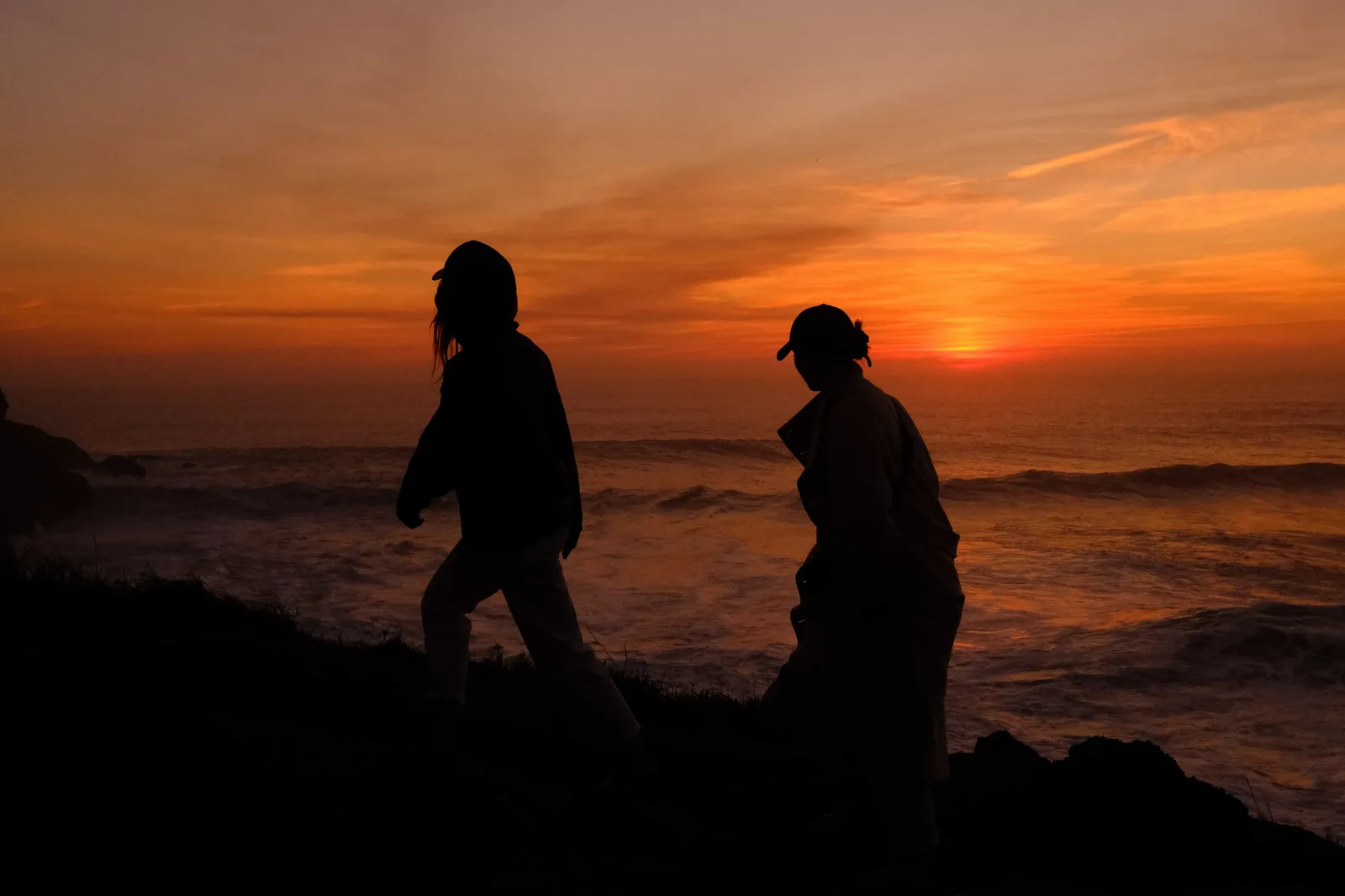 Silhouettes during sunset in Nazaré, taken on the Fujifilm X-E5