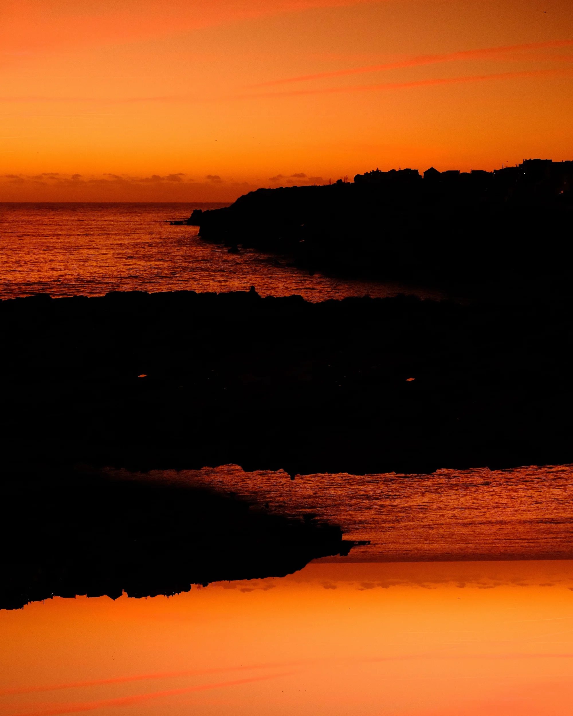 Coastline silhouette with orange reflections on the water - Burning SOOC recipe