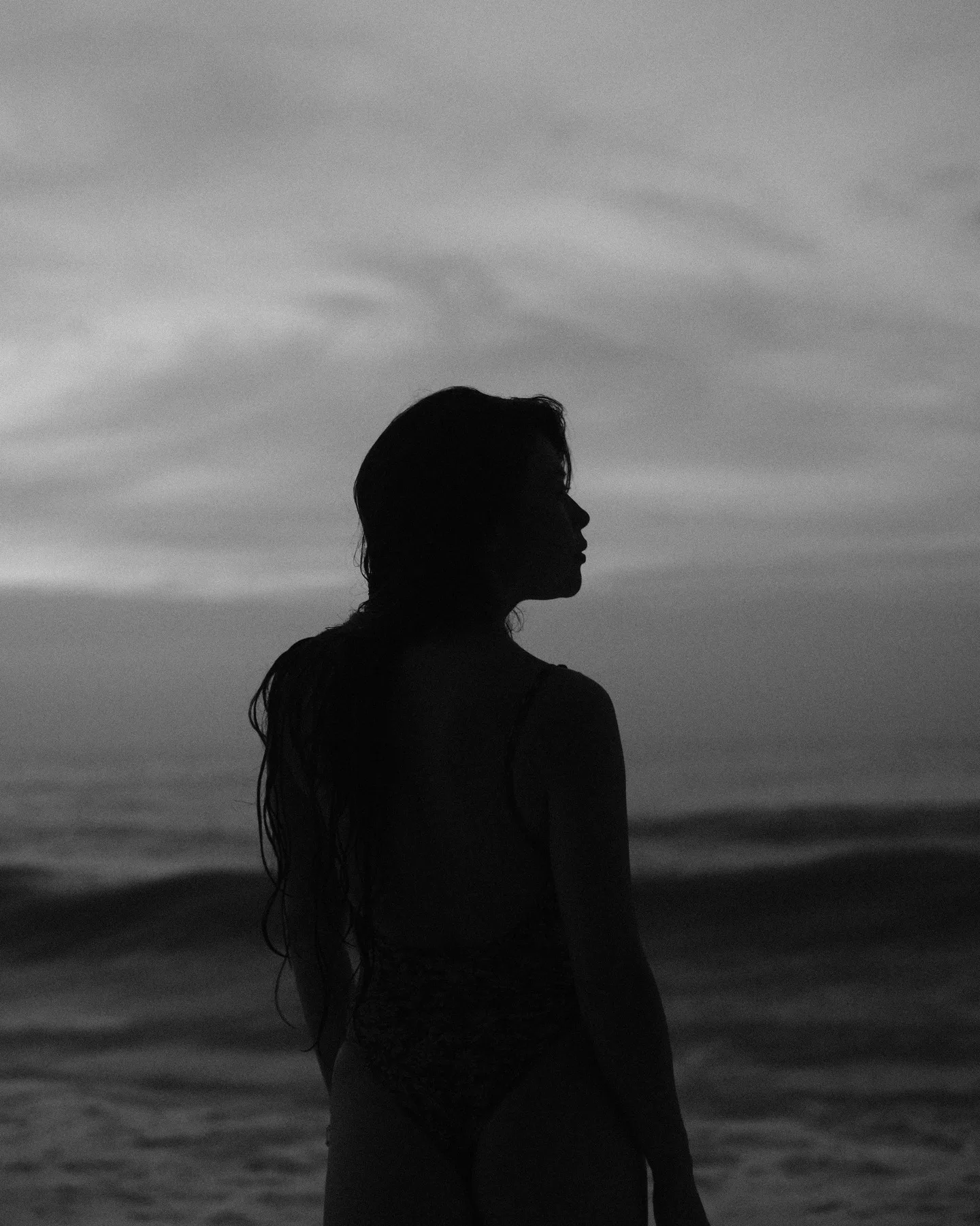 Silhouette portrait of a woman by the sea, black and white photograph by xere.my